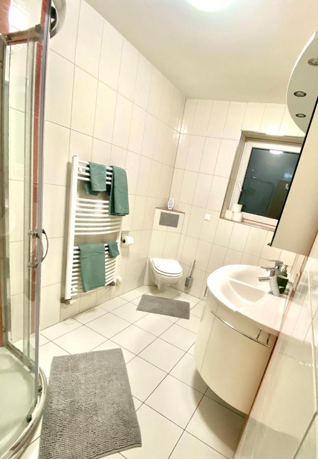 Homestay Offers Private Bedroom And Bathroom Near Speyer And Hockenheim Altlussheim Esterno foto
